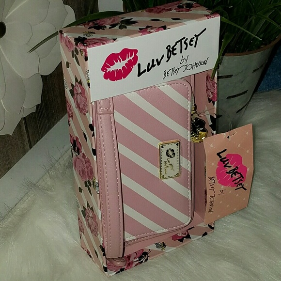 Betsey Johnson wristlet wallet - Picture 2 of 8